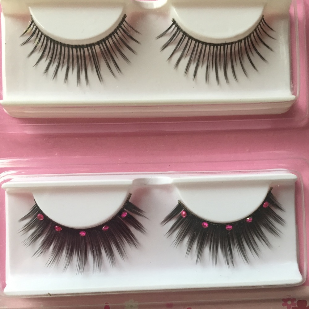 False Eyelashes (package includes two pairs)